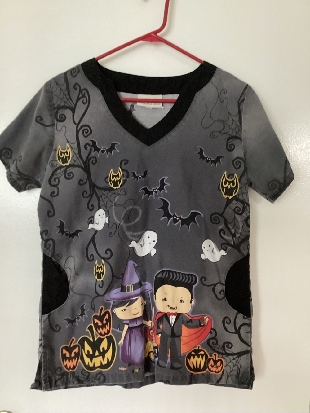 Women’s Size Small UA SCRUBS Top Halloween Theme Gray with Black Vampire